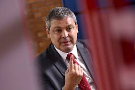 Dino manda Lindbergh Farias explicar emendas para o MST do Paraná