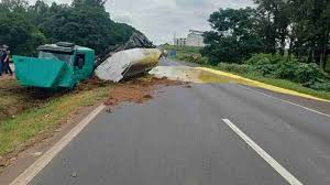 Estouro de pneu provoca acidente entre duas carretas e interdita BR-376 em Ponta Grossa