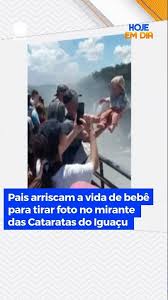 Pais arriscam a vida de bebê para tirar foto no mirante das Cataratas do Iguaçu #HojeEmDia #Shorts