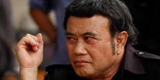 Penyanyi dangdut Rhoma Irama saat diwawancarai wartawan di Wisma Nusantara, Jalan MH Thamrin, Jakarta Pusat, Selasa (13/11/2012). - 1236214-rhoma-irama-ingin-jadi-calon-presiden-620X310