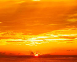 breathtaking sunset over the ocean in Okinawa, with vibrant colors painting the sky.の画像