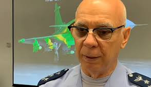 Comandante da FAB diz que Brasil investe 30 vezes menos no setor espacial que países do G20, mas promete reação e exalta indústria nacional: "Encontra todos os itens que uma Força Aérea precisa"