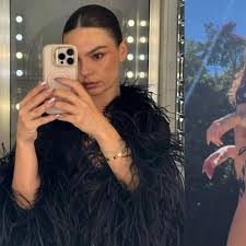 Beleza natural de Isis Valverde impressiona em registro com amigas