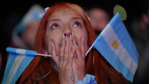 Entre acusaciones de favoritismo, memes y un nudo en el estómago: así espera Argentina el choque crucial ante Inglaterra