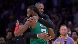 LeBron surpreende e ignora rivalidade em lobby por astro dos Celtics como MVP: 'Competição de popularidade'