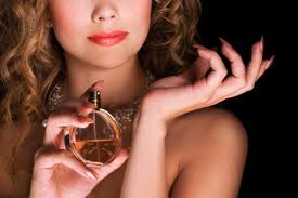 PARFÜM SIKAN KADIN ile ilgili görsel sonucu