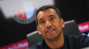Giovanni van Bronckhorst dá má notícia: titular pretendido vai perder o início da temporada do Feyenoord