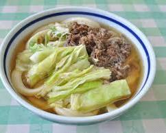 吉田のうどん：吉田のうどん、馬肉、キャベツの画像