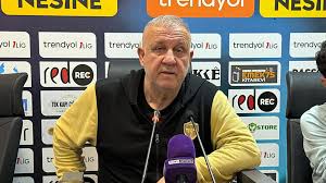 Mesut Bakkal: Ben 'ileri' diyorum bizimkiler geri oynuyor!