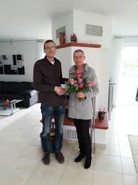 Markus Strauß gratuliert der glücklichen Gewinnerin Ingrid Haupt ...