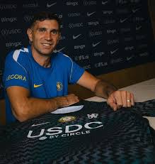 Chelsea anuncia a contratação do goleiro Dibu Martínez