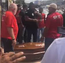 Caminhoneiros do RN levam caixão a sindicato patronal em protesto por reajuste salarial