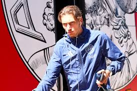 Eerst in de basis, maar hij haakte tijdens opwarming af: Mika Godts, die nog altijd flirt met PSG, “is niet fit genoeg om te starten” bij Ajax