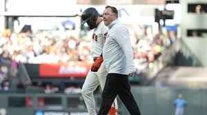 Schmitt leaves game after suffering leg injury on the bases