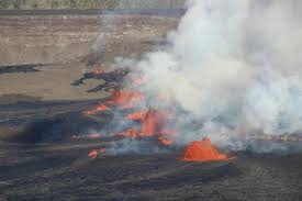 Fuentes de lava brotan del volcán Kilauea de Hawái, que se acerca a un año de erupción