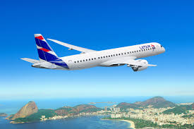 Primeiro E195-E2 da LATAM já teve suas asas colocadas e avança na linha de montagem da Embraer