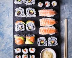 Image de different types of sushi presented beautifully on a plate