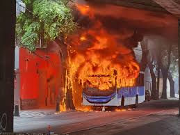 ‘Tirei os passageiros e eles tacaram fogo’, diz motorista de ônibus incendiado por criminosos no Rio Comprido