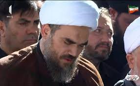 عکس/ پدر شهیده زهرا محمدی گلپایگانی، نوه ۱۴ ماهه رهبر شهید انقلاب