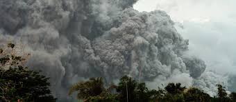 Vulkan Mayon auf Philippinen stößt Asche aus