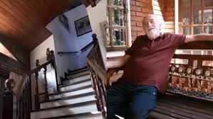 Depois de ter a vida salva por seu cachorro após chuvas fortes destruírem sua casa, ícone da TV Ary Fontoura construiu no mesmo terreno uma mansão no Rio onde hoje, aos 93 anos, reúne livros, CDs, DVDs, LPs, troféus, obras de arte e um grande jardim