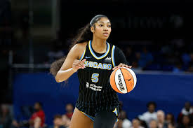 Kamilla Cardoso on the court