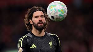 Alisson é considerado "intocável" no Liverpool, apesar da saída de Arne Slot