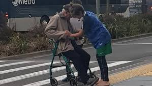 Young friends stop traffic to help 'shaking' elderly man ...