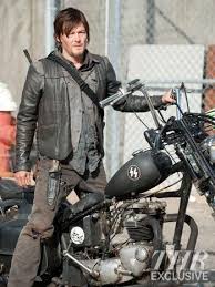 Resultado de imagen de daryl con su moto
