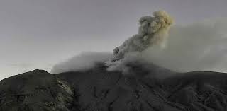 Colombia: en pleno desastre por el terremoto, el Volcán Puracé comenzó a emitir ceniza y gases