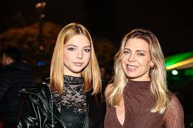 Sheilla Mello leva a filha, Brenda, a show em São Paulo e altura impressiona