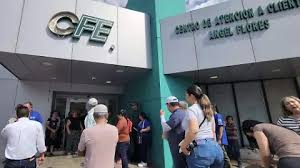“¿Con qué voy a comer?”: jubilados protestan por recibos de luz impagables en oficinas de CFE