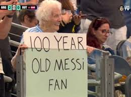 La historia de la abuela influencer de 100 años que apoya a Lionel Messi en este Mundial y se hizo viral