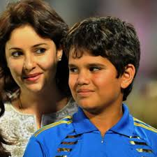 AFP. Wife Anjali and son Arjun had a gala time at the Eden Gardens Wednesday as Sachin Tendulkar turned his golden arm and fielded for India on day one of ... - 1914704