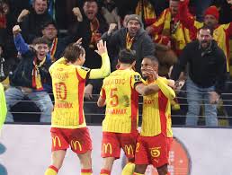 Lens vence o Auxerre e volta à liderança do Campeonato Francês