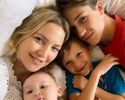 Image of Kate Hudson and her kids