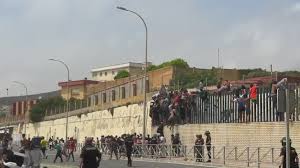 Cientos de personas cruzan sin control la frontera de Ceuta: imágenes impactantes