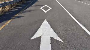 Una nueva señal de la DGT cada vez más presente en accesos a grandes ciudades: un diamante blanco que confunde a muchos conductores