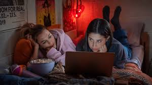 ‘Roommates’ Review: Sadie Sandler Navigates the Highs and Lows of Freshman Year in Chandler Levack’s Formulaic Netflix Comedy