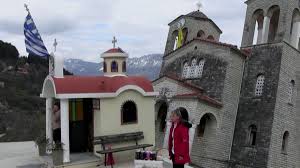 église inclinée en grèce