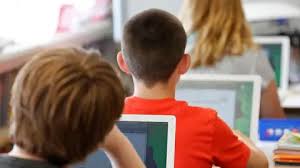 Why is Los Angeles limiting classroom screen time for students?