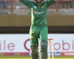 Image of Shoaib Malik celebrating a century