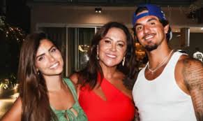 Mãe de Gabriel Medina reage após surfista pedir Isabella Arantes em casamento