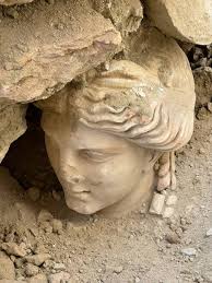 Laodikya'da 'Hygieia' heykelinin başı bulundu: 2100 yıl sonra gün ışığına çıkarıldı