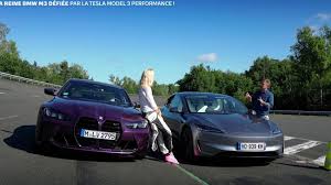 Sarah Bovy: Première Femme Pilote Crève l'écran dans 'Automoto'!