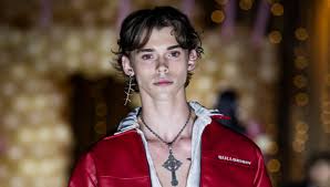 Felipe Fort homenajeó a su padre Ricardo en el BAFWEEK 2026 con un look impactante