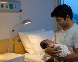 father holding newborn baby hospital fatherhood, do AI tạo
