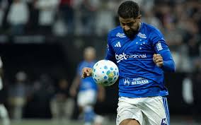 João Marcelo ganha espaço no Cruzeiro e se destaca na saída de bola