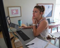 person working from home productivity laptop setup، من إنشاء الذكاء الاصطناعي