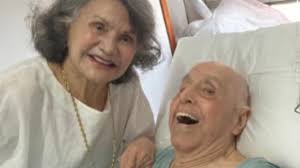 Rosamaria Murtinho publica fotos com Mauro Mendonça em leito hospitalar